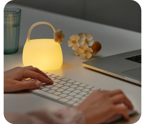 لامپ قابل حمل زیبا مدرن لامپ میز LED سفید گرم برای اتاق خواب USB مواد سیلیکونی قابل شارژ